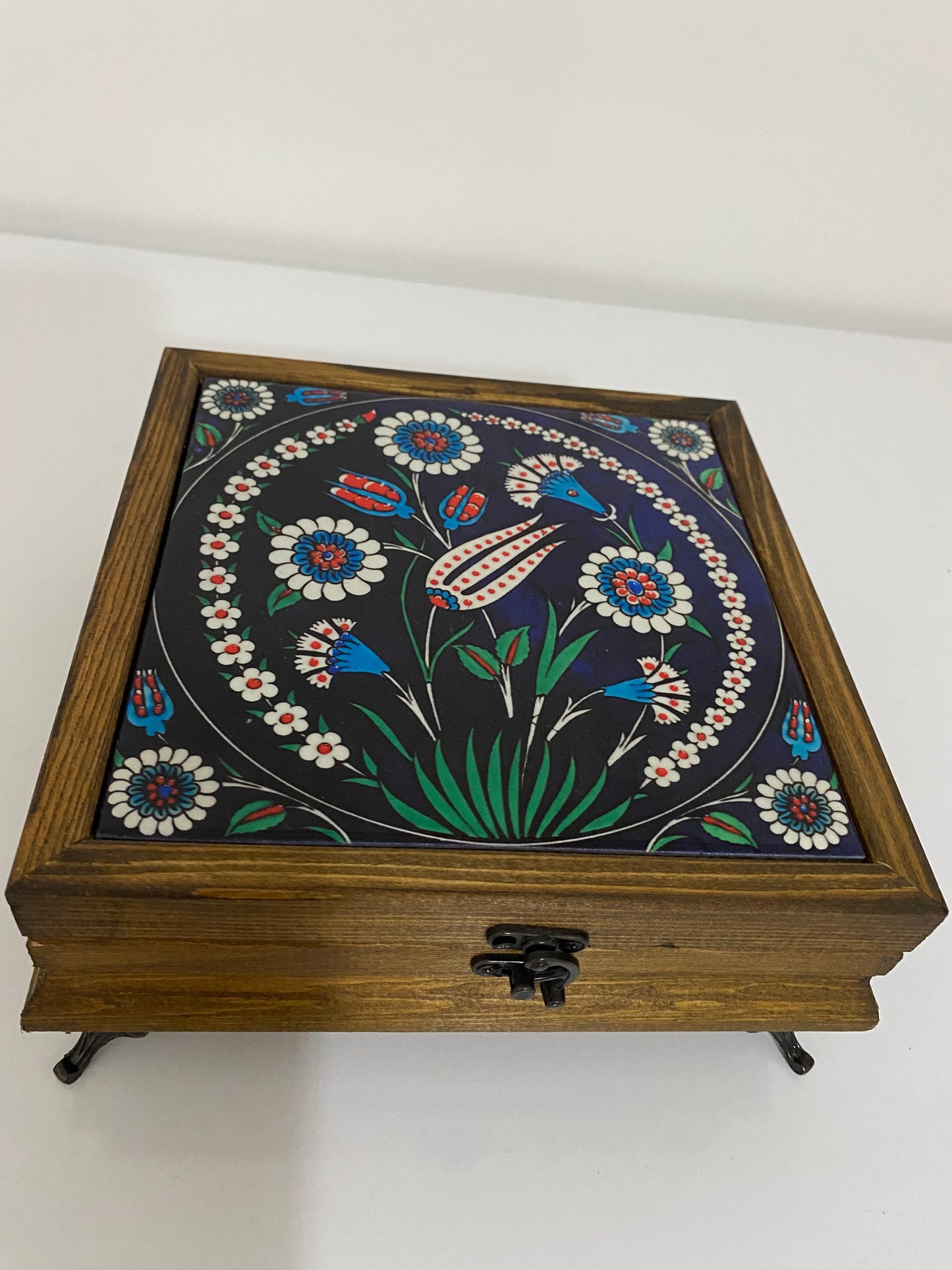 EL YAPIMI HEDİYELİK MÜCEVHER KUTUSU SERAMİK YÜZEY ÜZERİ DESEN 
Takı Kutusu 15x15 cm