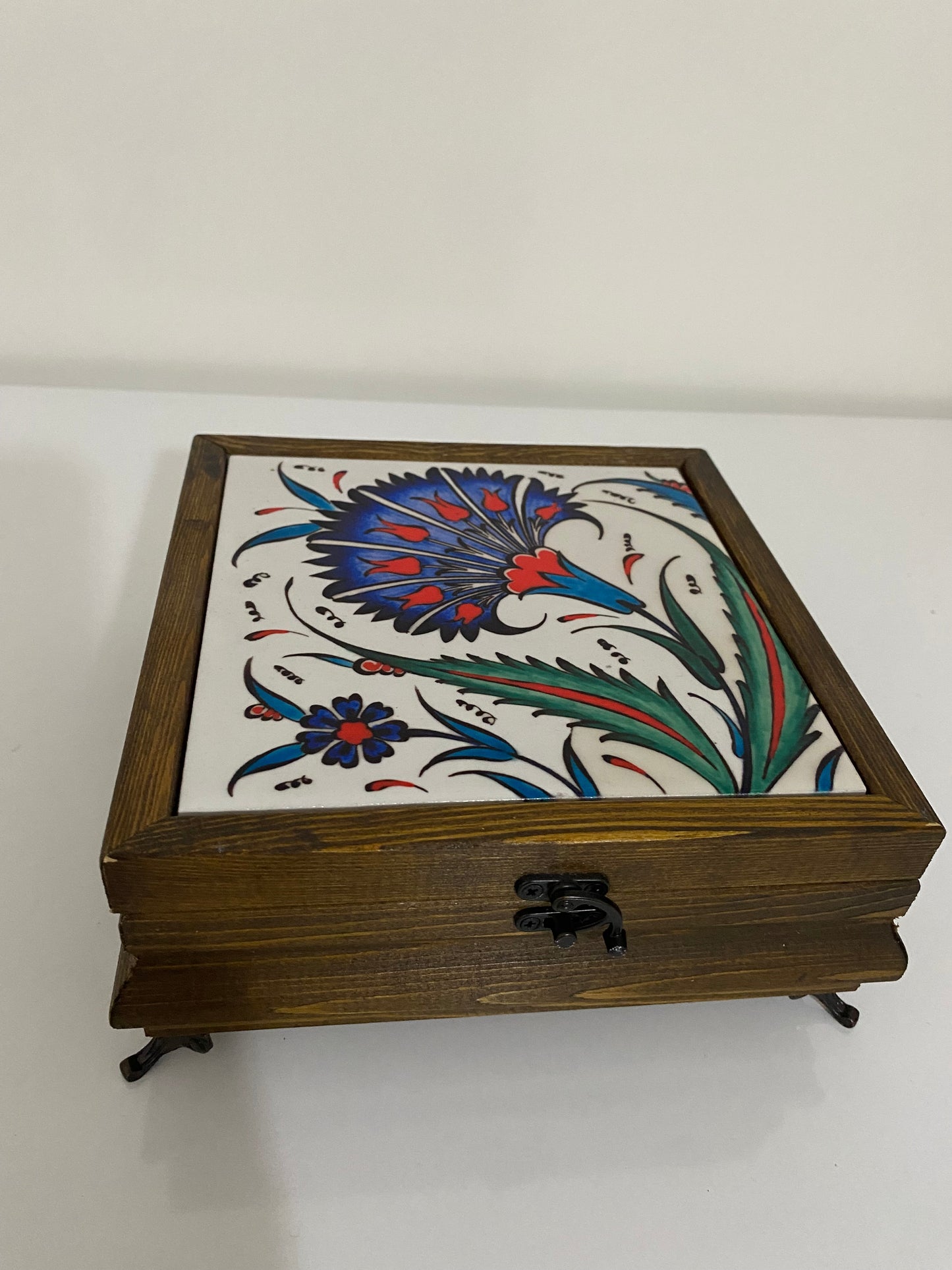 EL YAPIMI HEDİYELİK MÜCEVHER KUTUSU SERAMİK YÜZEY ÜZERİ DESEN 
Takı Kutusu 15x15 cm