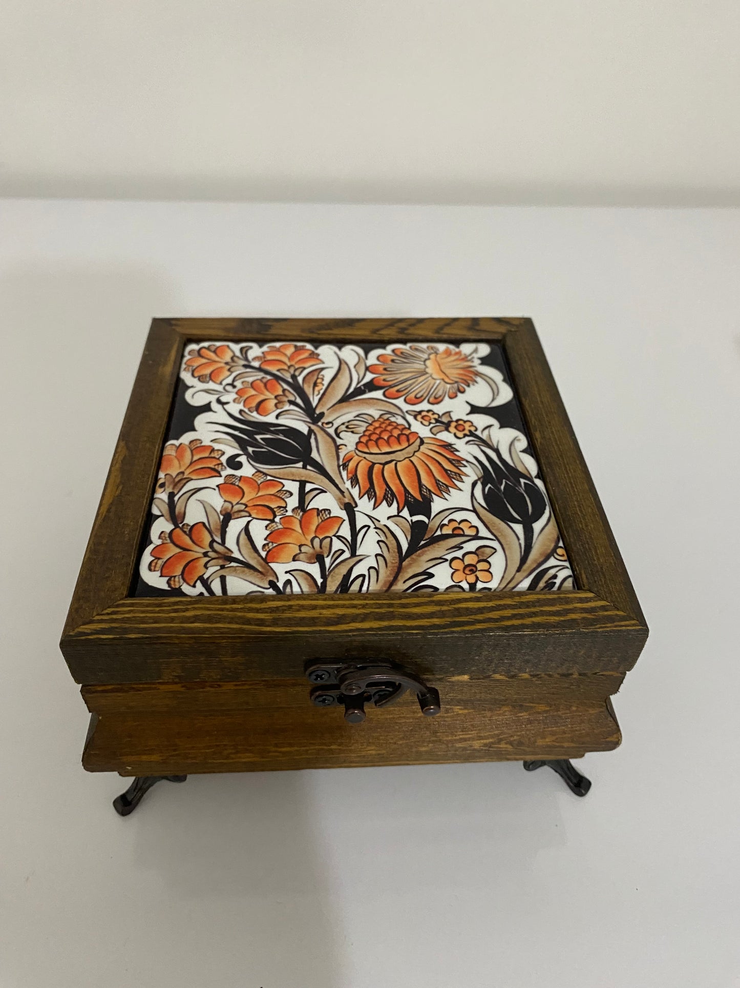 EL YAPIMI HEDİYELİK MÜCEVHER KUTUSU SERAMİK YÜZEY ÜZERİ DESEN 
Takı Kutusu 10x10 cm
