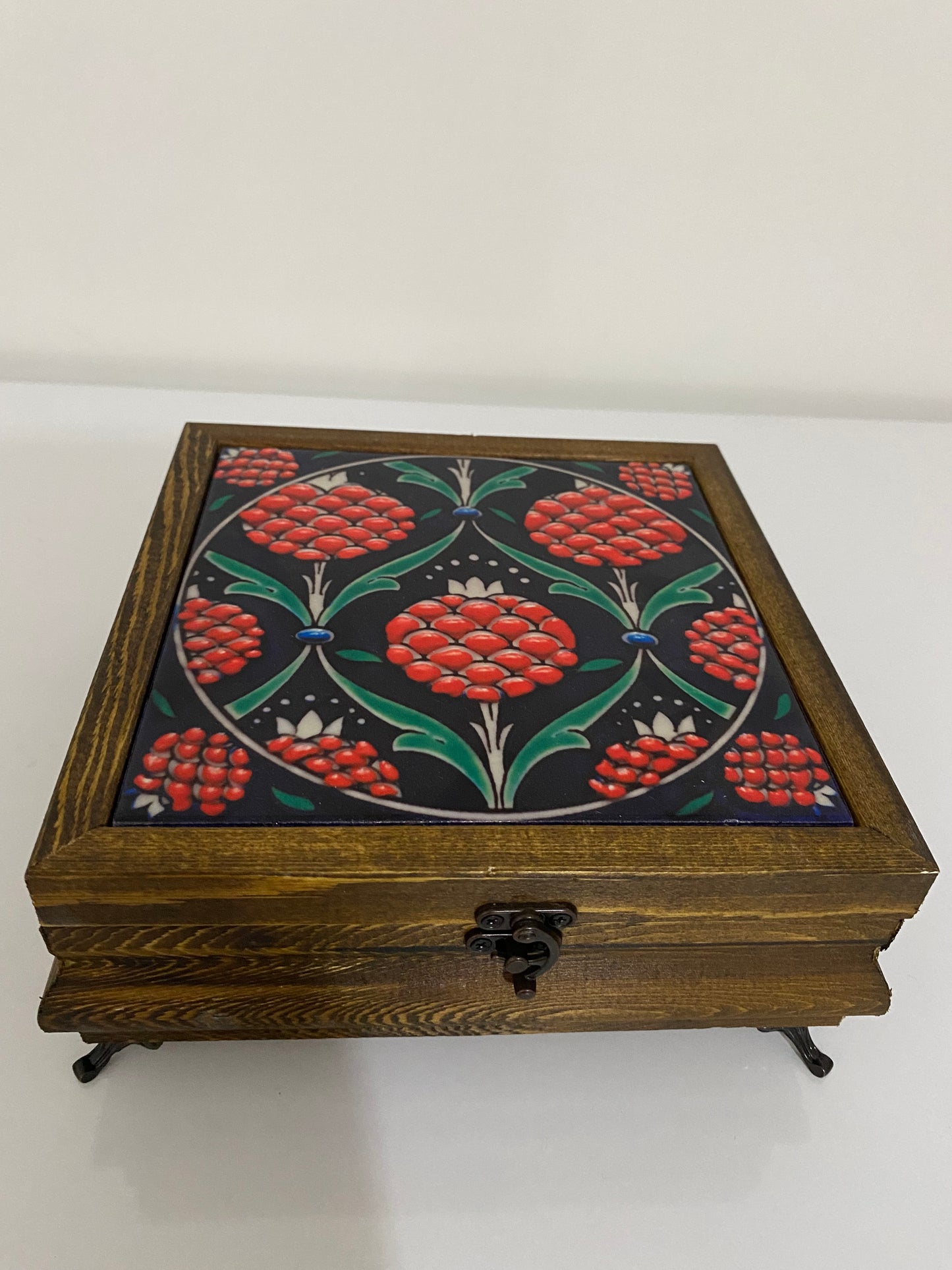 EL YAPIMI HEDİYELİK MÜCEVHER KUTUSU SERAMİK YÜZEY ÜZERİ DESEN 
Takı Kutusu 15x15 cm