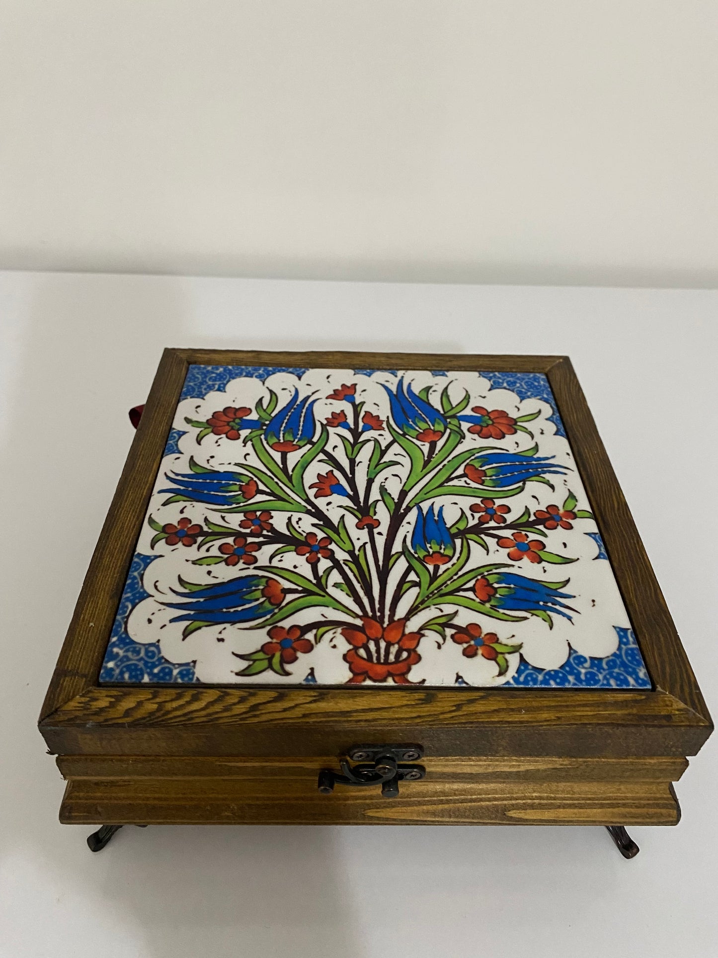 EL YAPIMI HEDİYELİK MÜCEVHER KUTUSU SERAMİK YÜZEY ÜZERİ DESEN 
Takı Kutusu 15x15 cm