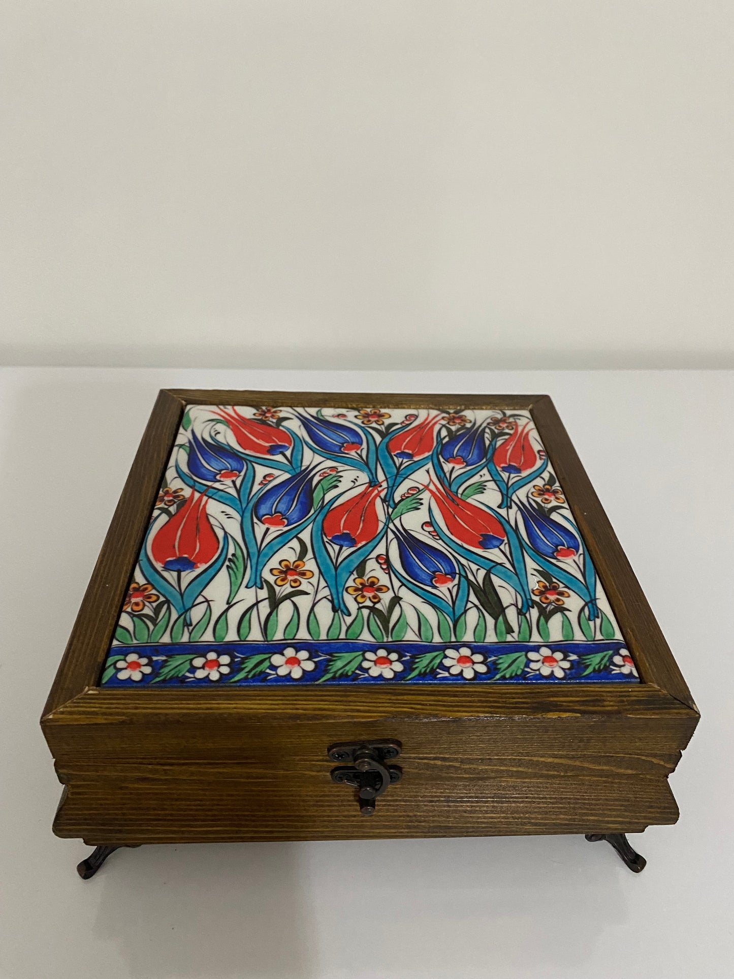 EL YAPIMI HEDİYELİK MÜCEVHER KUTUSU SERAMİK YÜZEY ÜZERİ DESEN 
Takı Kutusu 15x15 cm