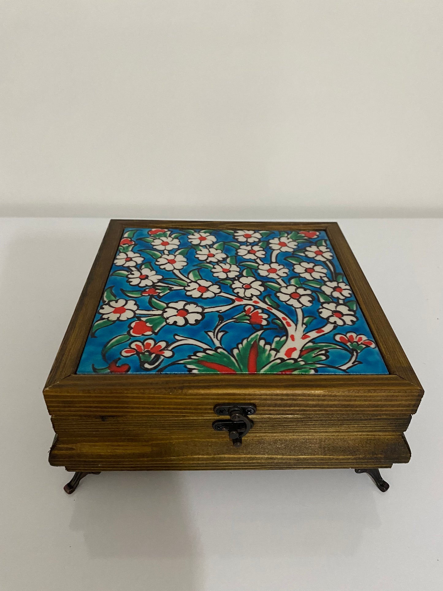 EL YAPIMI HEDİYELİK MÜCEVHER KUTUSU SERAMİK YÜZEY ÜZERİ DESEN 
Takı Kutusu 15x15 cm