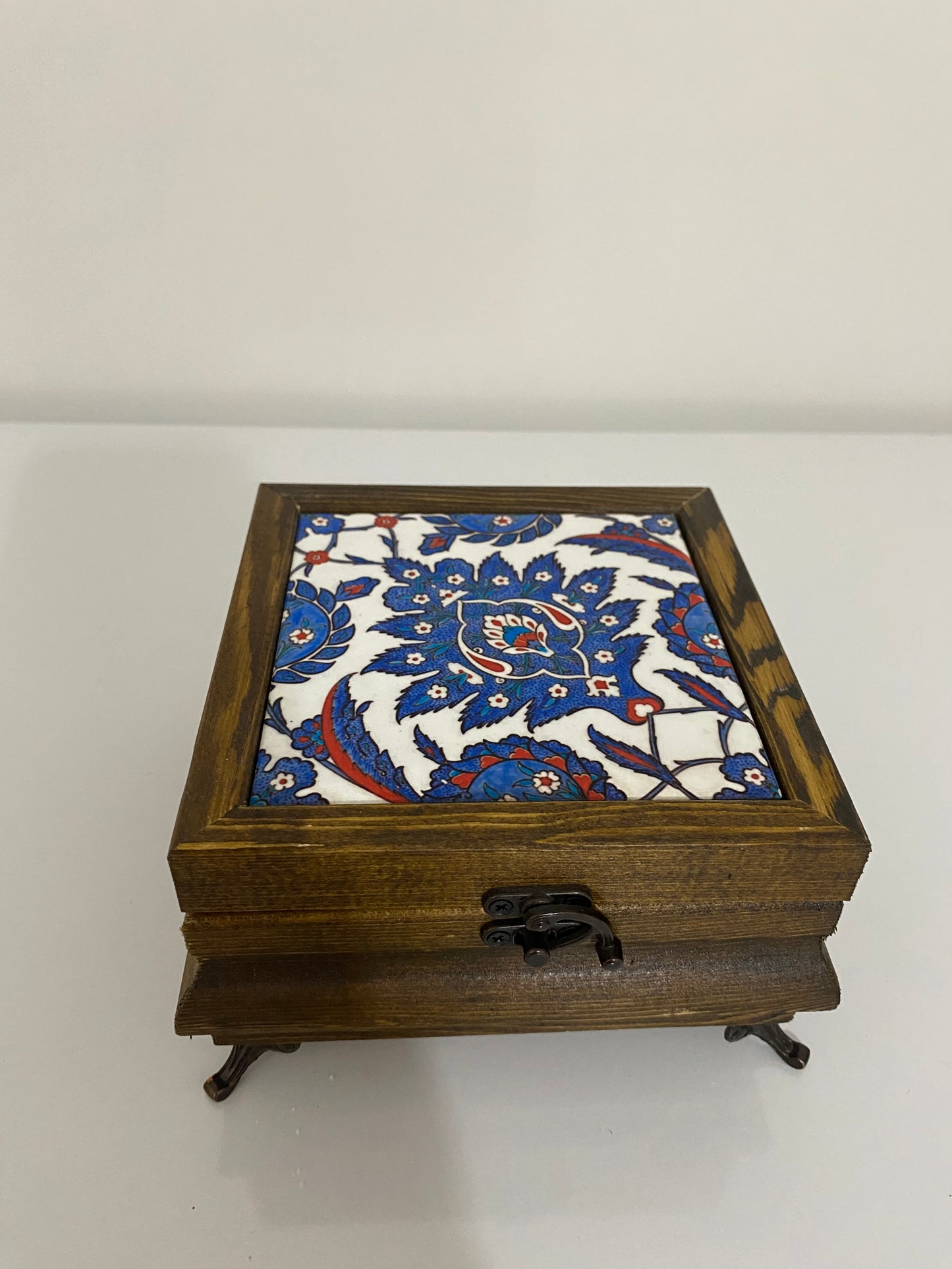 EL YAPIMI HEDİYELİK MÜCEVHER KUTUSU SERAMİK YÜZEY ÜZERİ DESEN 
Takı Kutusu 10x10 cm