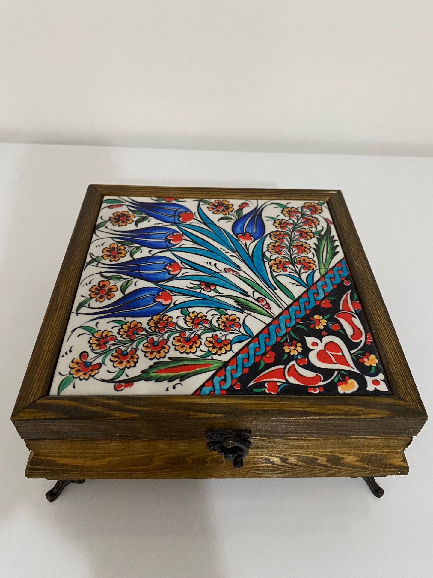 EL YAPIMI HEDİYELİK MÜCEVHER KUTUSU SERAMİK YÜZEY ÜZERİ DESEN 
Takı Kutusu 15x15 cm
