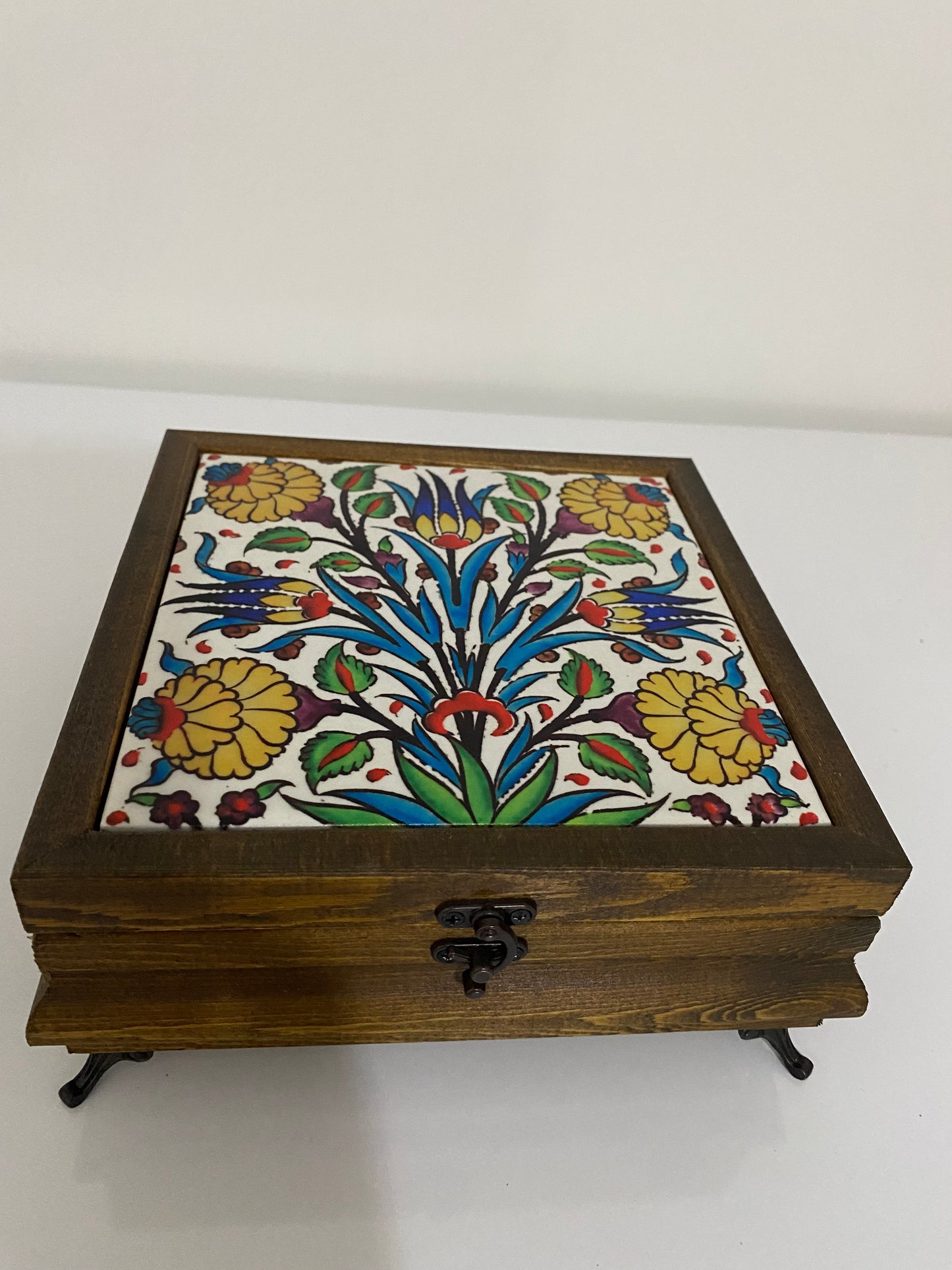 EL YAPIMI HEDİYELİK MÜCEVHER KUTUSU SERAMİK YÜZEY ÜZERİ DESEN 
Takı Kutusu 15x15 cm