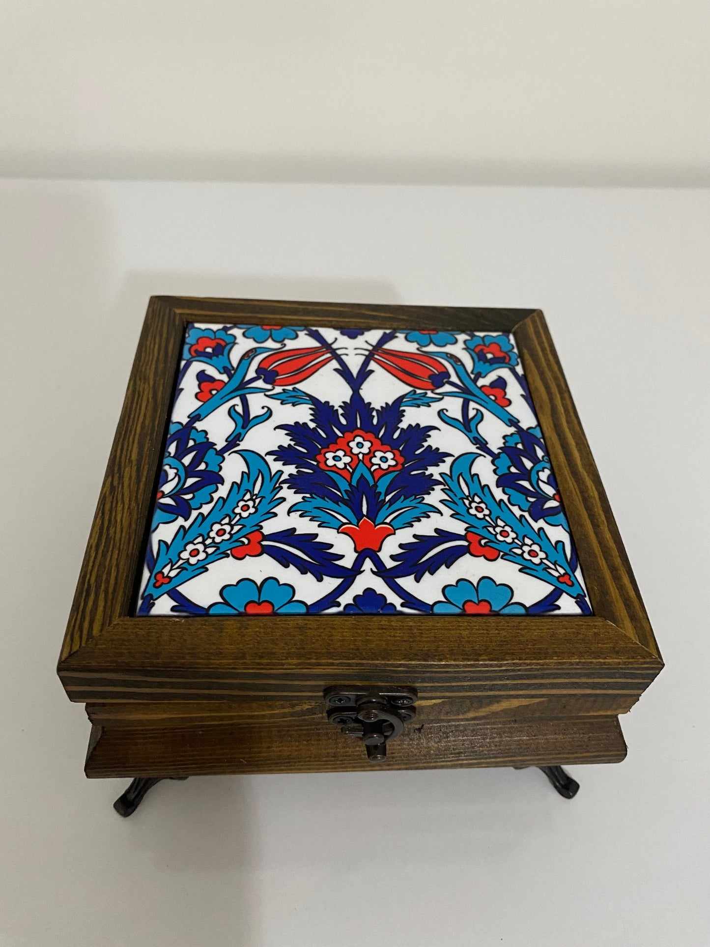 EL YAPIMI HEDİYELİK MÜCEVHER KUTUSU SERAMİK YÜZEY ÜZERİ DESEN 
Takı Kutusu 10x10 cm