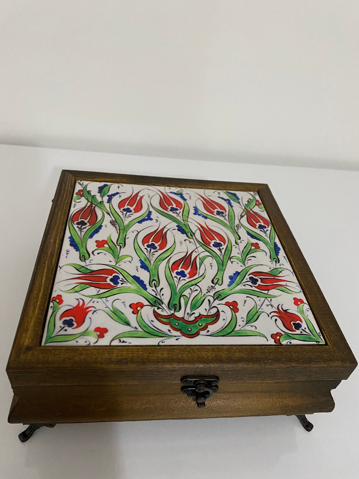 EL YAPIMI HEDİYELİK MÜCEVHER KUTUSU SERAMİK YÜZEY ÜZERİ DESEN 
Takı Kutusu 15x15 cm