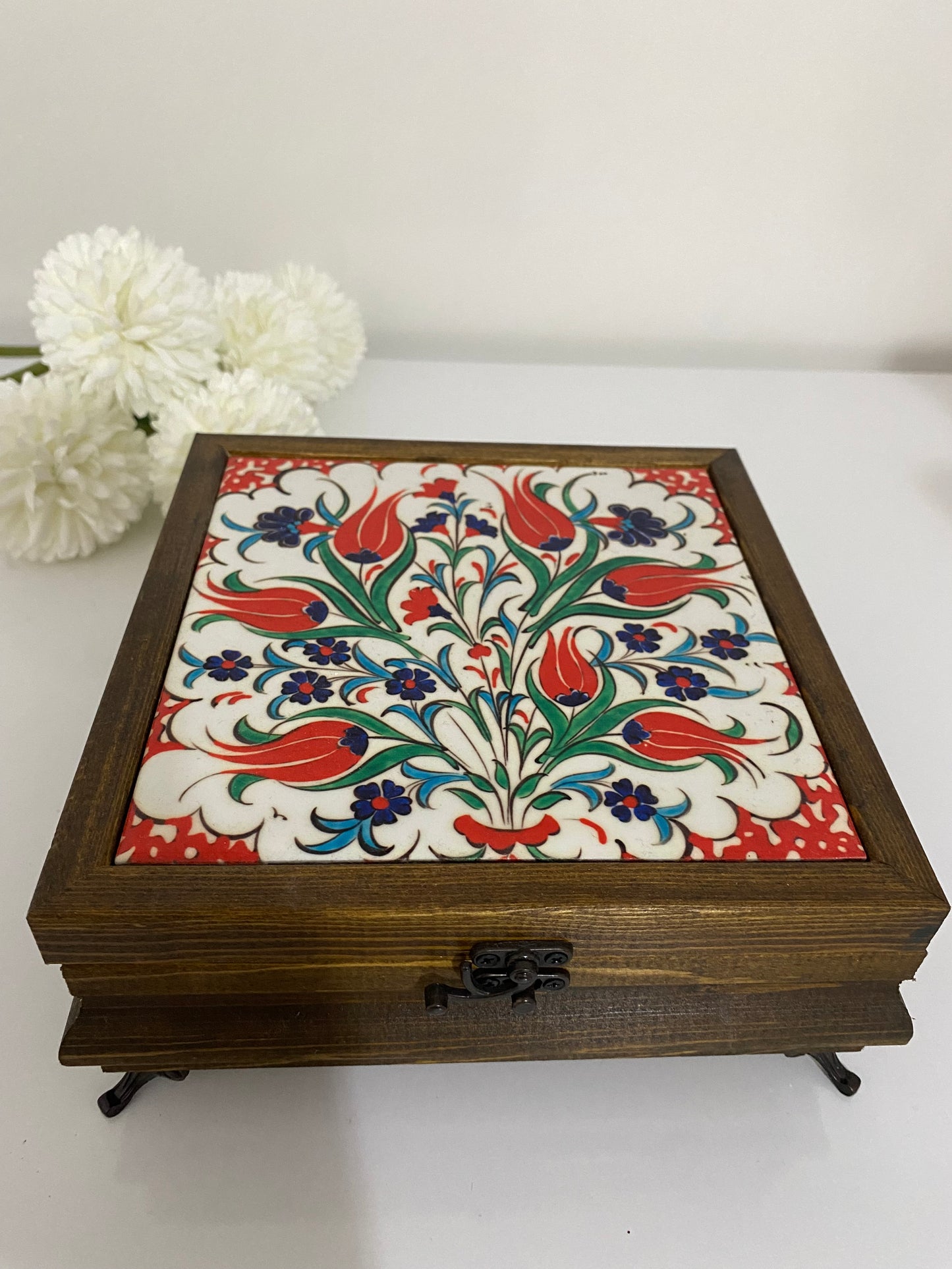 EL YAPIMI HEDİYELİK MÜCEVHER KUTUSU SERAMİK YÜZEY ÜZERİ DESEN 
Takı Kutusu 15x15 cm