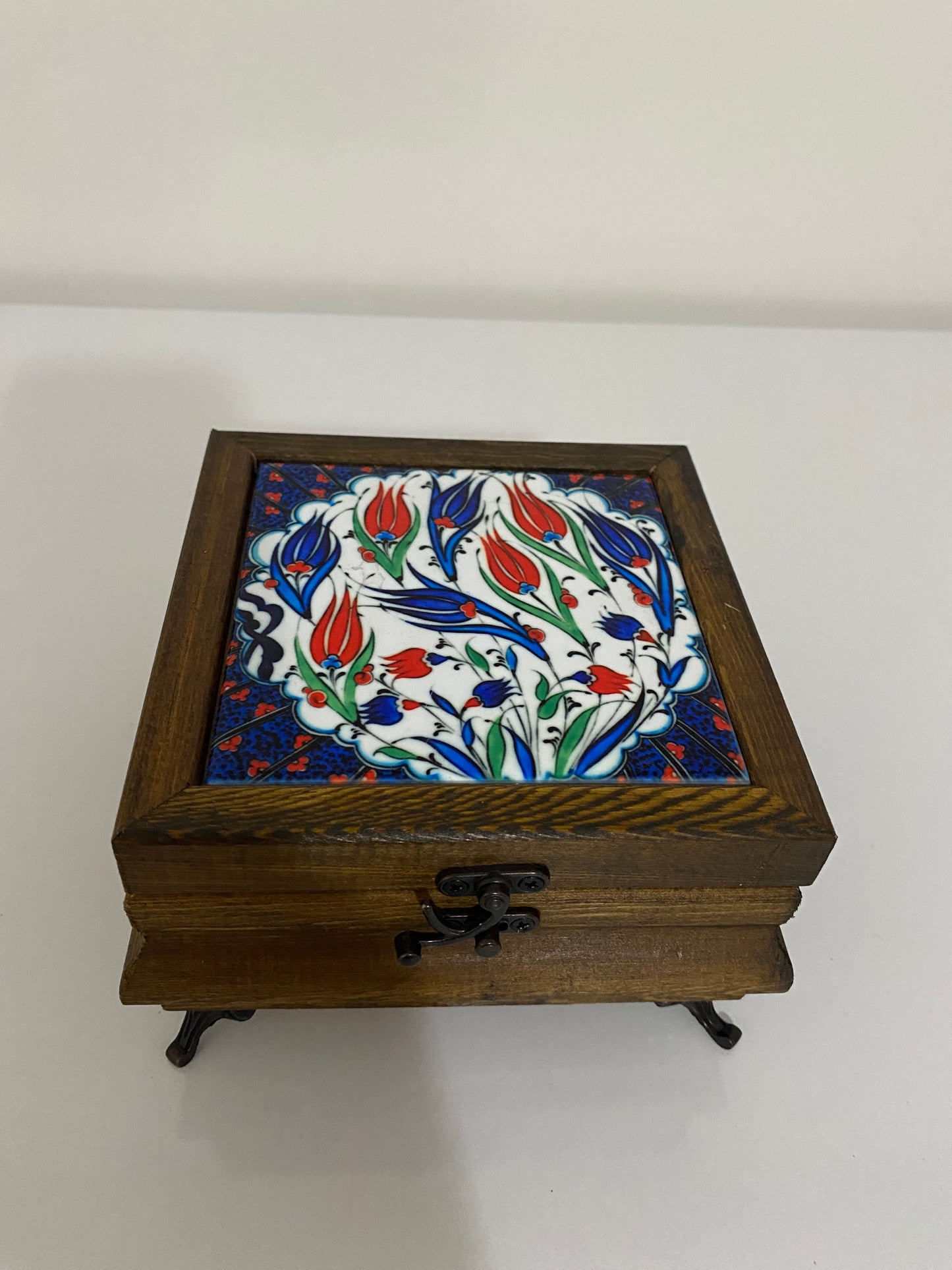 EL YAPIMI HEDİYELİK MÜCEVHER KUTUSU SERAMİK YÜZEY ÜZERİ DESEN 
Takı Kutusu 10x10 cm