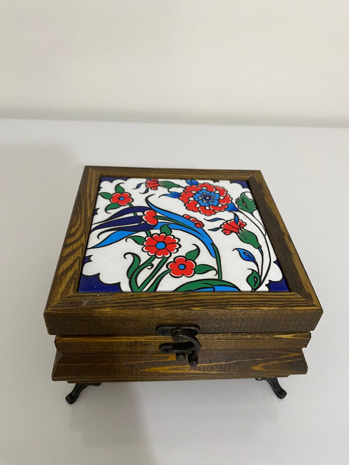 EL YAPIMI HEDİYELİK MÜCEVHER KUTUSU SERAMİK YÜZEY ÜZERİ DESEN 
Takı Kutusu 10x10 cm
