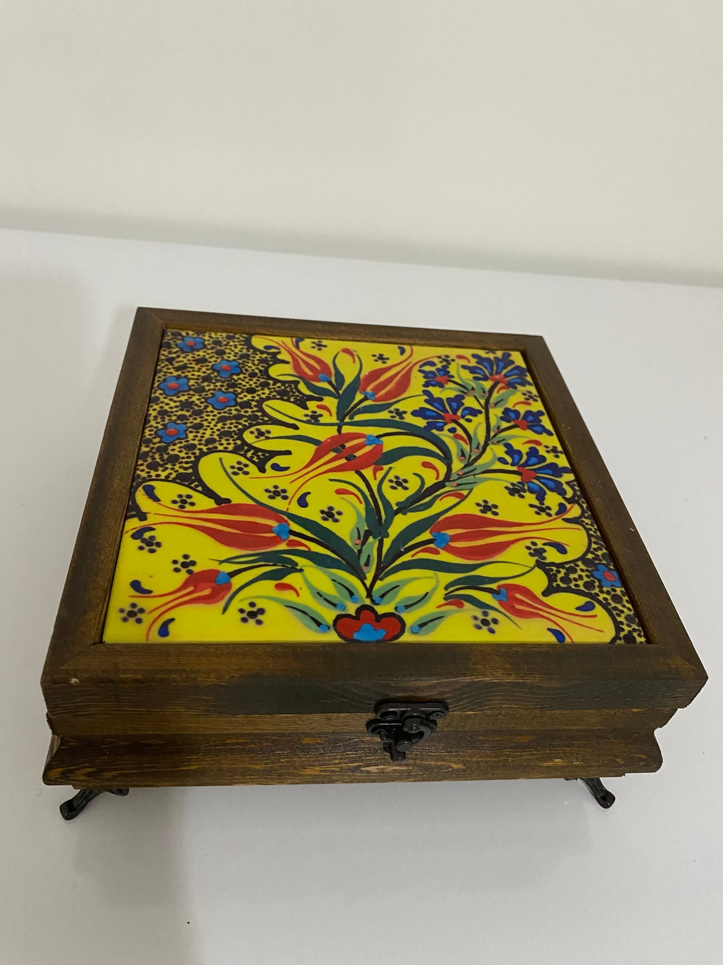 EL YAPIMI HEDİYELİK MÜCEVHER KUTUSU SERAMİK YÜZEY ÜZERİ DESEN 
Takı Kutusu 15x15 cm