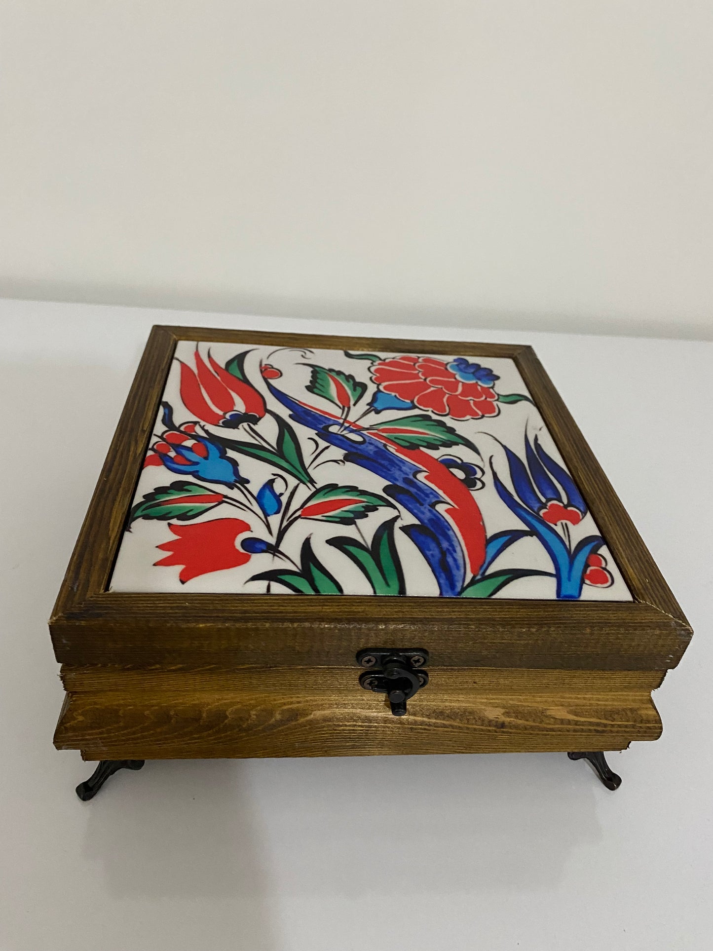 EL YAPIMI HEDİYELİK MÜCEVHER KUTUSU SERAMİK YÜZEY ÜZERİ DESEN 
Takı Kutusu 15x15 cm