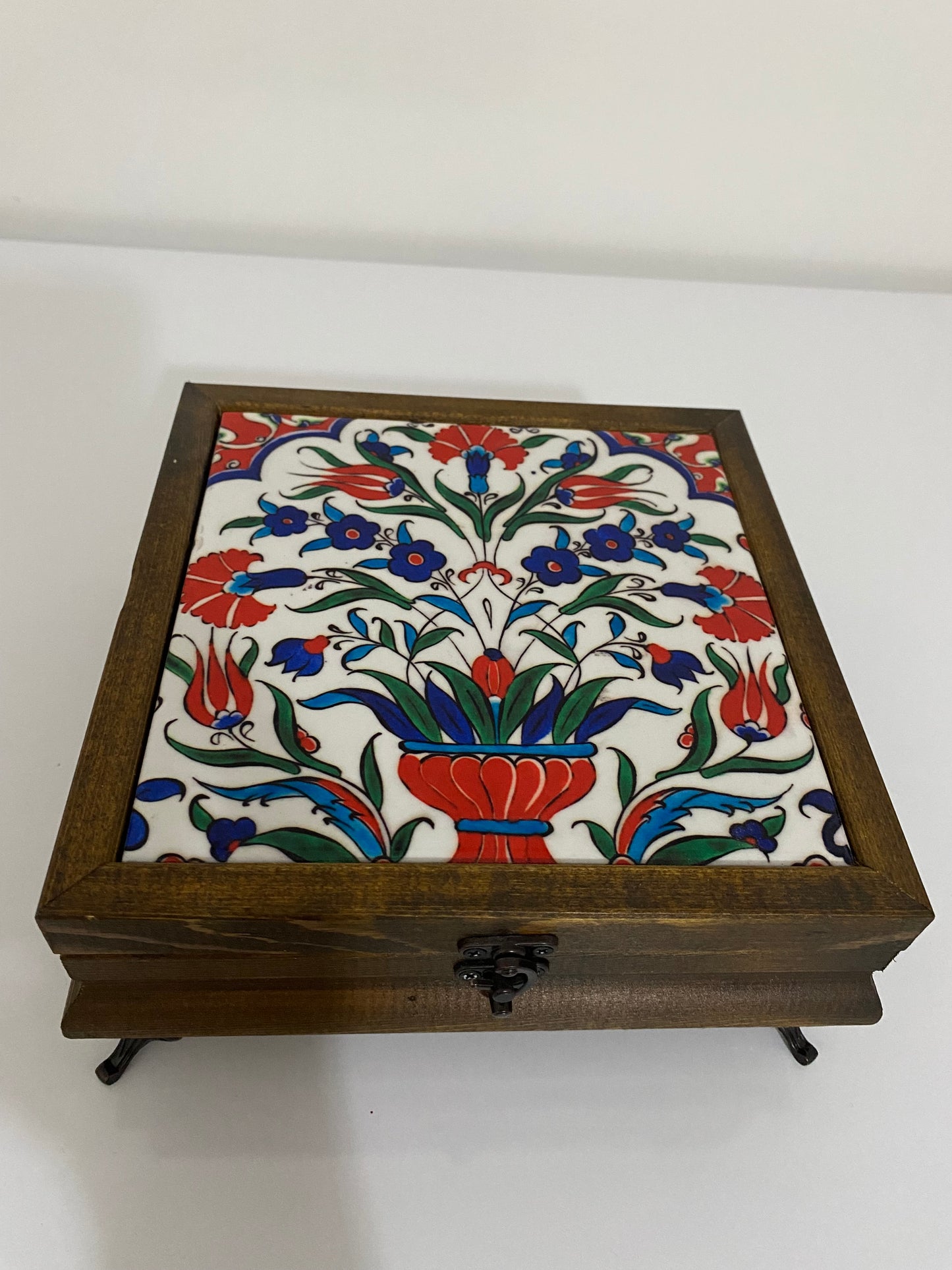 EL YAPIMI HEDİYELİK MÜCEVHER KUTUSU SERAMİK YÜZEY ÜZERİ DESEN 
Takı Kutusu 15x15 cm