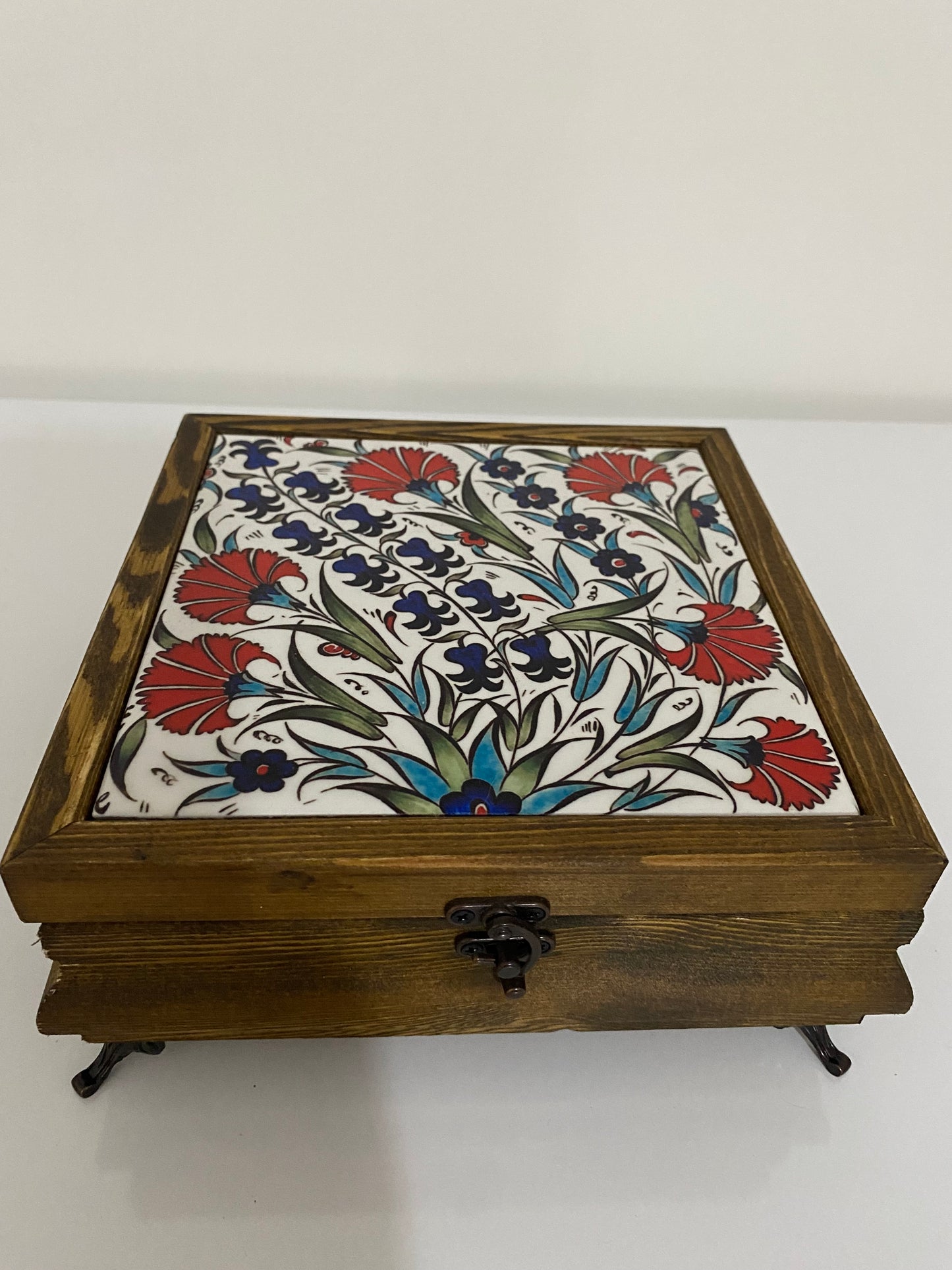 EL YAPIMI HEDİYELİK MÜCEVHER KUTUSU SERAMİK YÜZEY ÜZERİ DESEN 
Takı Kutusu 15x15 cm