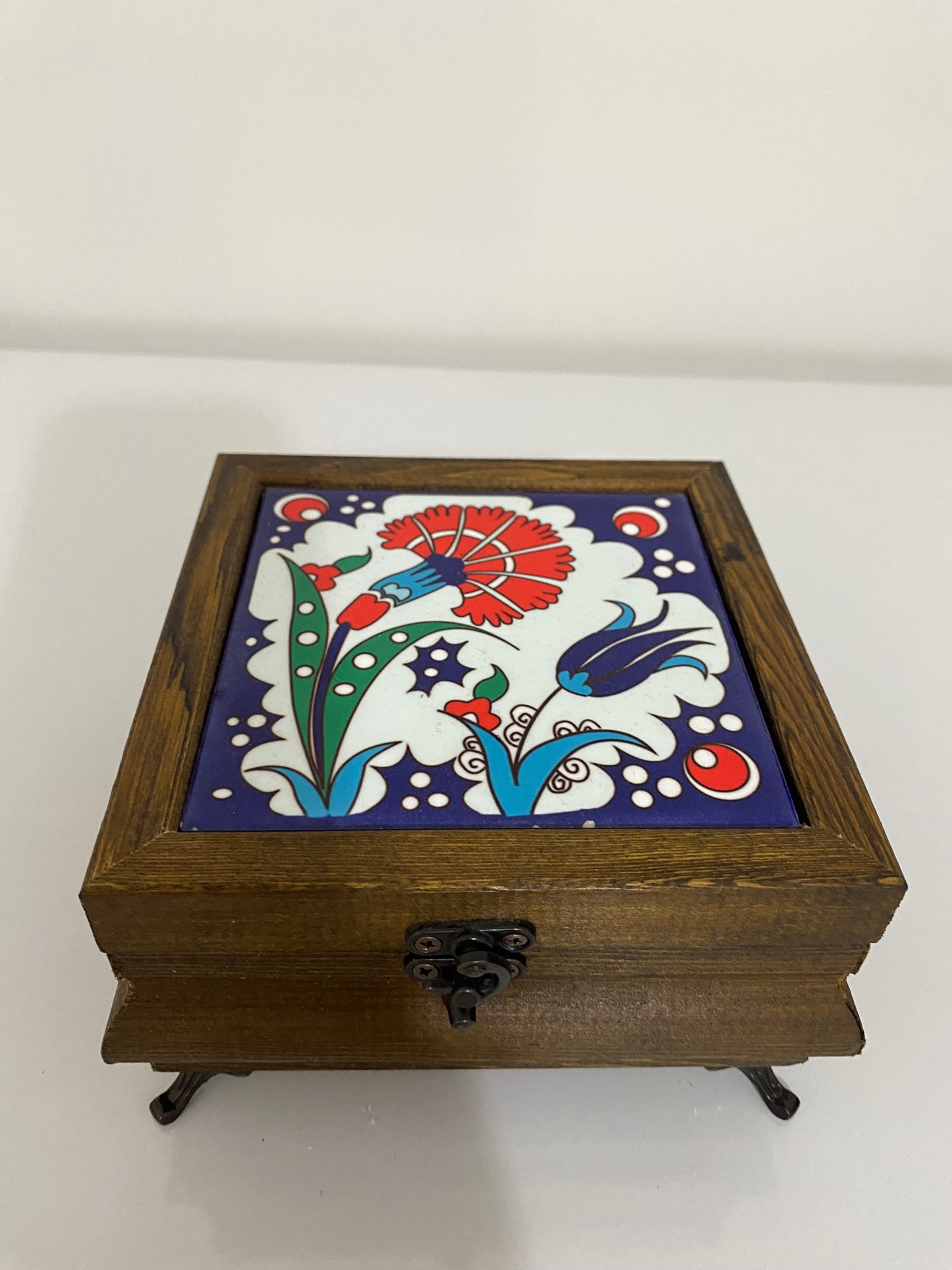 EL YAPIMI HEDİYELİK MÜCEVHER KUTUSU SERAMİK YÜZEY ÜZERİ DESEN 
Takı Kutusu 10x10 cm